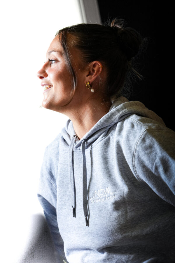 SWEAT À CAPUCHE NOVA STIMULATION – UNISEXE Portez votre motivation, en couleur. La tête haute. – Image 27