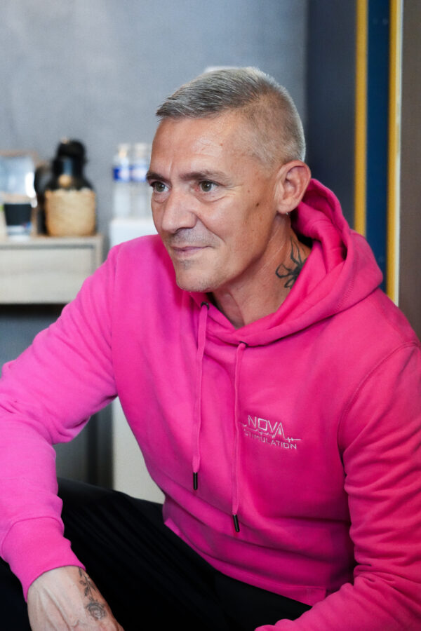 SWEAT À CAPUCHE NOVA STIMULATION – UNISEXE Portez votre motivation, en couleur. La tête haute. – Image 21