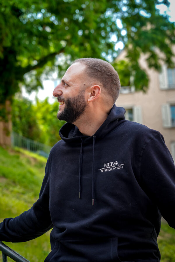 SWEAT À CAPUCHE NOVA STIMULATION – UNISEXE Portez votre motivation, en couleur. La tête haute. – Image 18