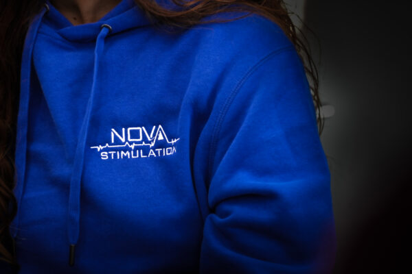 SWEAT À CAPUCHE NOVA STIMULATION – UNISEXE Portez votre motivation, en couleur. La tête haute. – Image 6