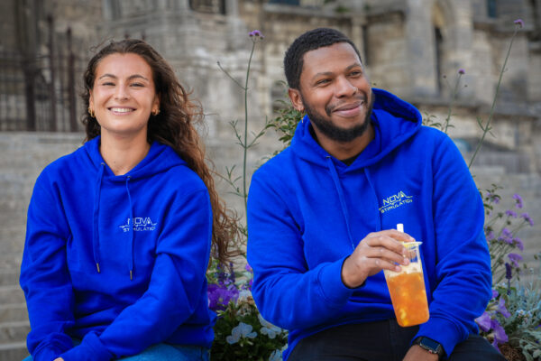 SWEAT À CAPUCHE NOVA STIMULATION – UNISEXE Portez votre motivation, en couleur. La tête haute. – Image 3