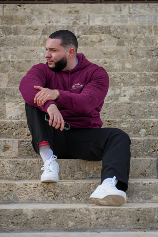 SWEAT À CAPUCHE NOVA STIMULATION – UNISEXE Portez votre motivation, en couleur. La tête haute.